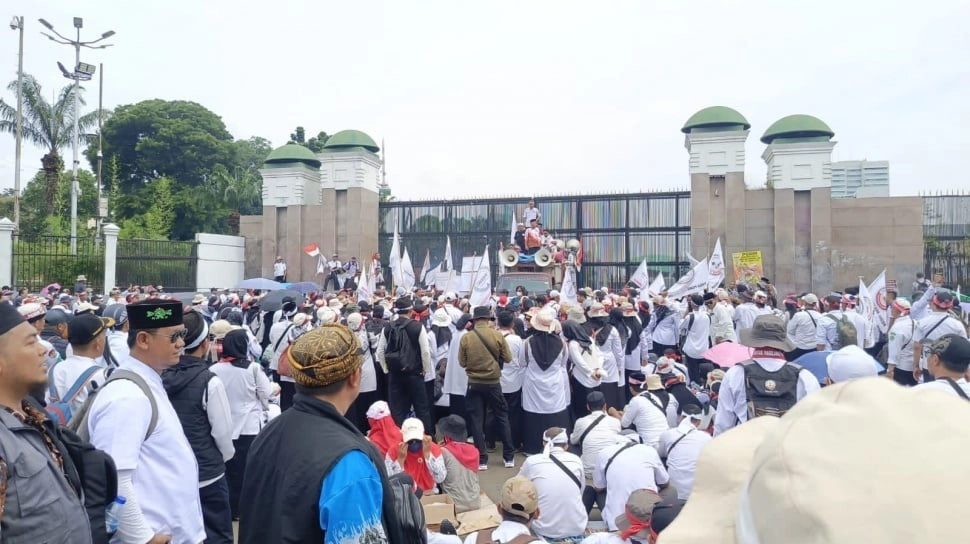 Demo Harkitnas di DPR, Ribuan Guru Madrasah dan Ojol Tuntut Kesejahteraan dan Perlindungan
