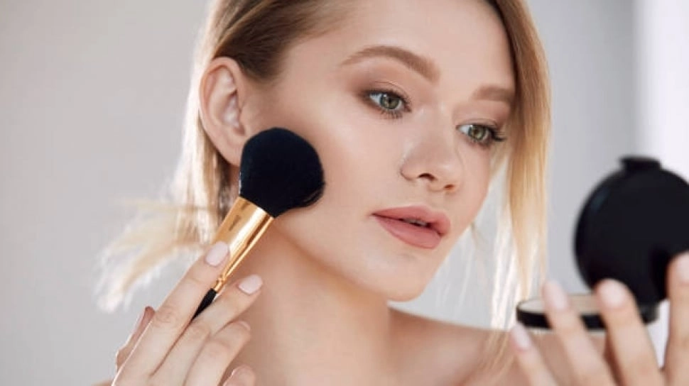 5 Rekomendasi Bedak Tabur Anti Flashback, Makeup Tetap Natural saat Difoto