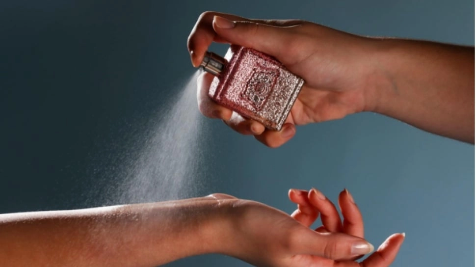 Semprot Parfum yang Benar di Baju atau Kulit? Simak Penjelasannya agar Wangi Seharian!