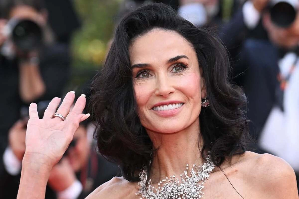 Demi Moore Tampil dengan Rambut Pendek Baru di Cannes 2026