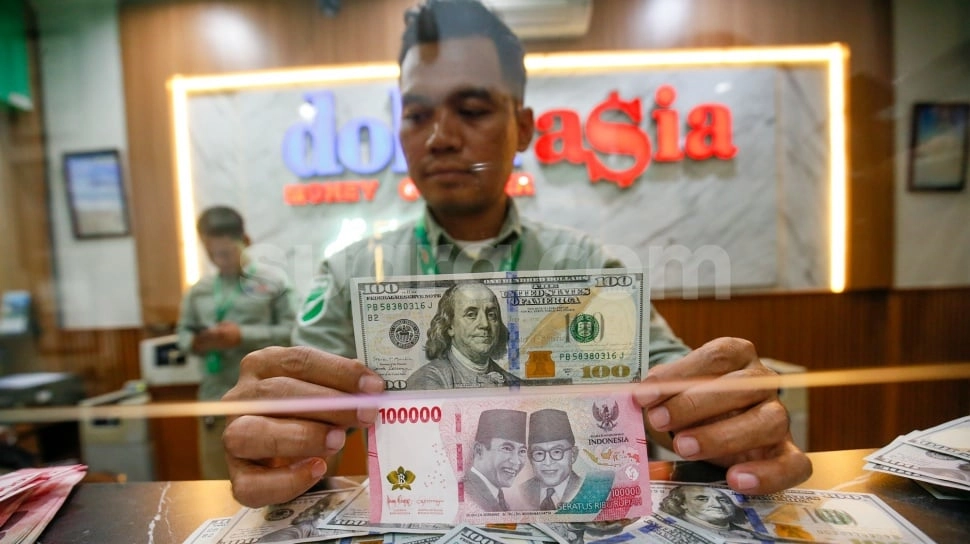 Rupiah Loyo, Orang RI Ramai-Ramai Timbun Dolar di Bank