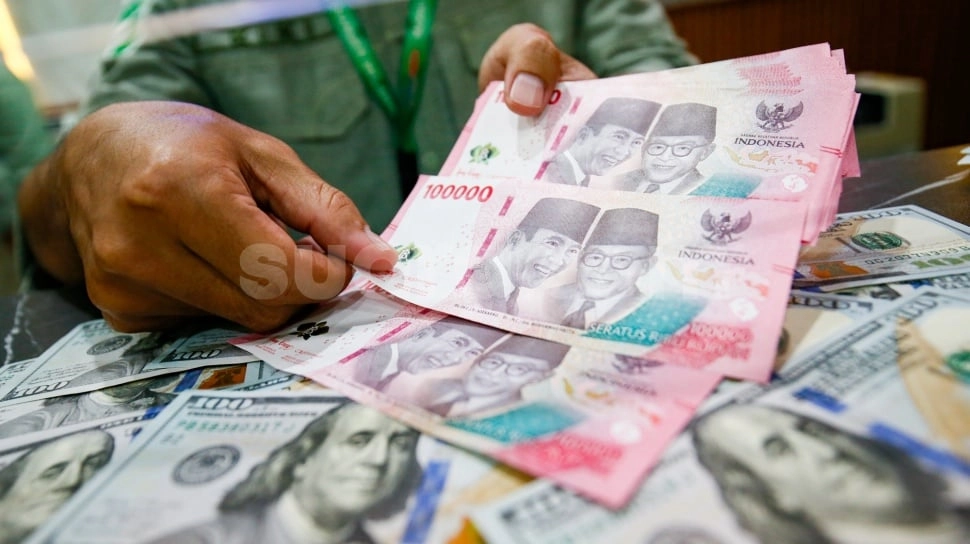 Rupiah Masuk Zona Merah, Pagi Ini Melemah ke Rp17.683 per Dolar AS