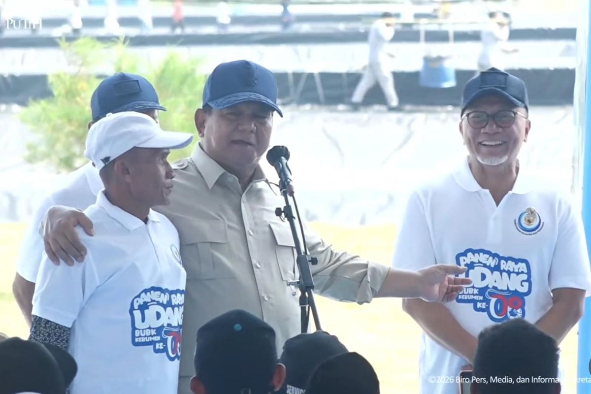 Momen Prabowo Rangkul Warga Desa di Kebumen Saat Hadiri Panen Raya Udang