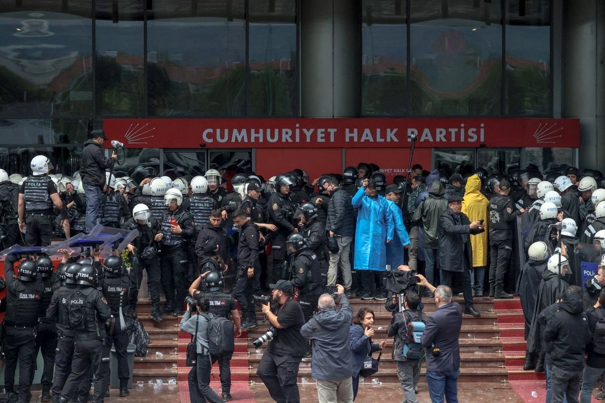 Turkiye Memanas, Polisi Serbu Markas Oposisi Turkiye, Usir Elite Partai
