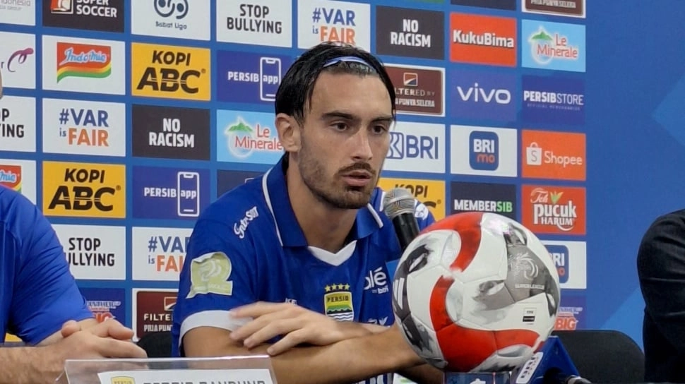 Kacamata Andrew Jung Hampir Dicolong saat Perayaan Juara Hattrick Persib Bandung
