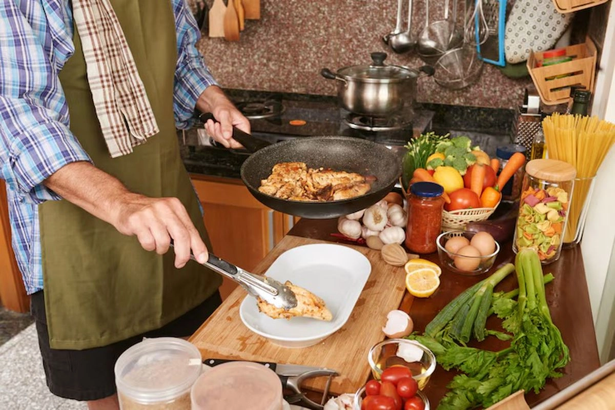 Bukan Cuma Hemat, Memasak di Rumah Ternyata Baik untuk Mental dan Jantung