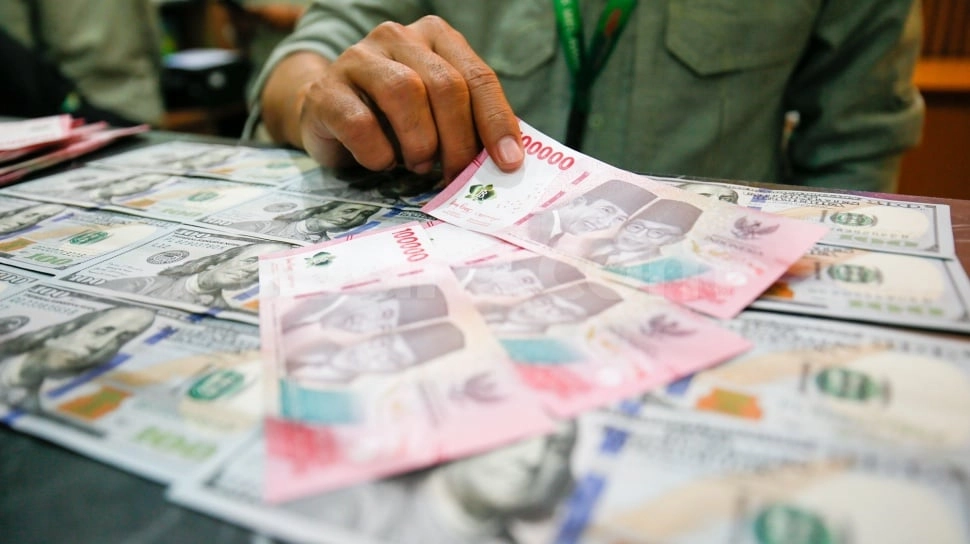 Mata Uang Rupiah Terus Jeblok, Dolar AS Naik ke Level Rp17.768