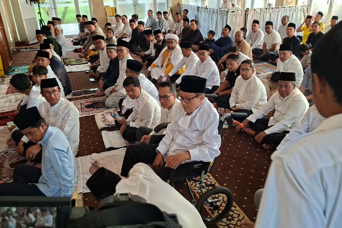 Akbar Tanjung Jalani Shalat Idul Adha di DPP Golkar dengan Kursi Roda