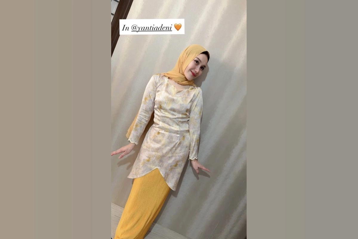 Intip OOTD Idul Adha Ayu Ting Ting, Tampil segar dan Elegan