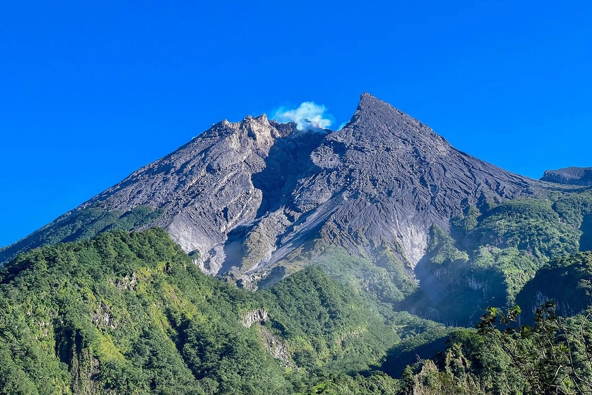 Deles Indah, Wisata Easy Hiking Lereng Merapi dengan Panorama ke Kawah Aktif
