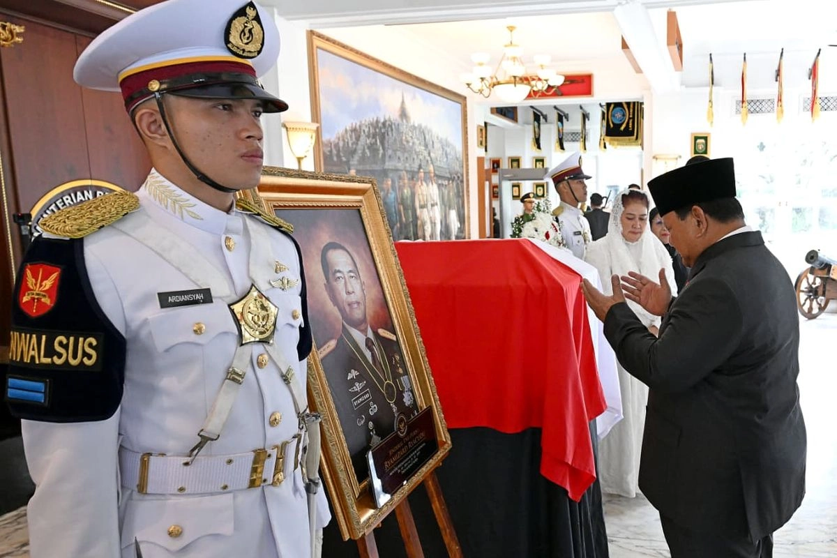 Momen Prabowo Berdoa di Depan Peti Jenazah Ryamizard Ryacudu