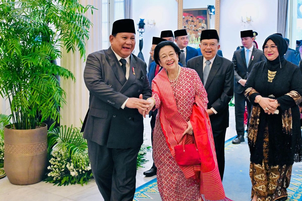 Prabowo-Megawati Bergandengan Tangan Usai Upacara, PDI-P Merasa Terhormat