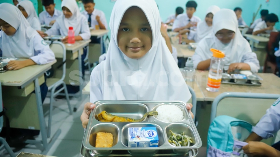 Kritik Rencana MBG untuk Anak Sekolah Indonesia di Arab, DPR: Urus Dulu yang di Dalam Negeri