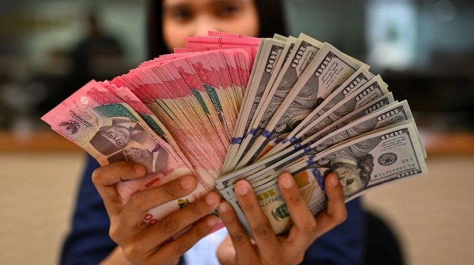 Rupiah Jadi Mata Uang Asia Paling Terburuk, Sentuh Level Rp17.887 per Dolar AS