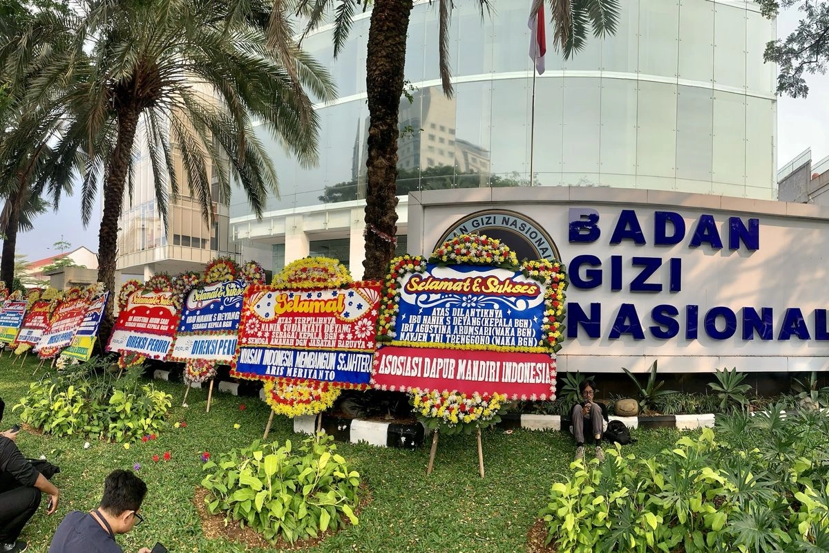 Karangan Bunga Ucapan Selamat atas Pimpinan Baru Berjejer di Depan Kantor BGN