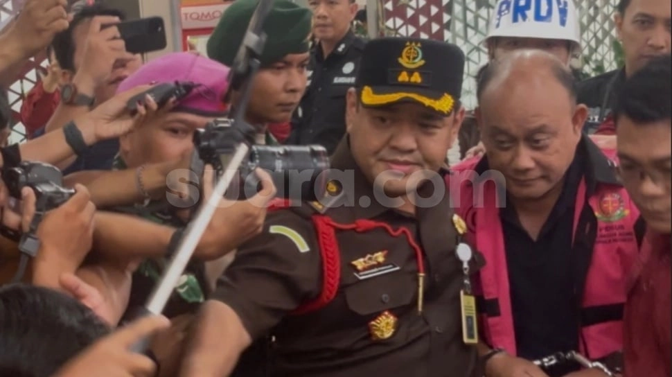 Momen Unik Penahanan Dadan Cs, Satu Tersangka Tertinggal Mobil Tahanan hingga 'Dikepung' Wartawan