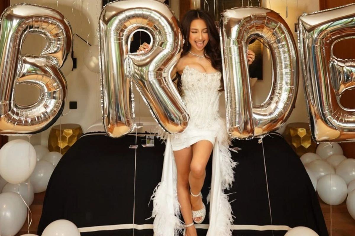 7 Gaya Jennifer Coppen saat Bridal Celebration, Nuansa Pink dan Putih
