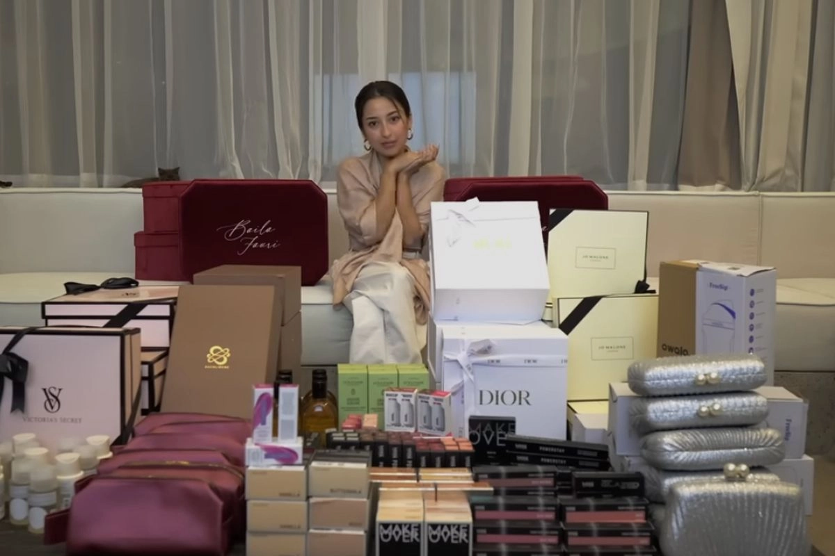 7 Isi Suvenir Bridesmaid Proposal Jennifer Coppen, Didominasi Barang Branded