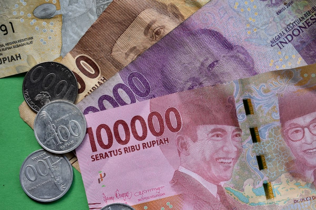 Rupiah Terpuruk Saat Mata Uang ASEAN Lainnya Stabil, Apa Penyebabnya?