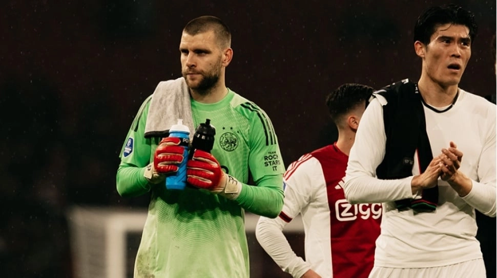 Emil Audero Pernah Jadi Korban, Posisi Maarten Paes Terancam Saat Ajax Bidik Yann Sommer