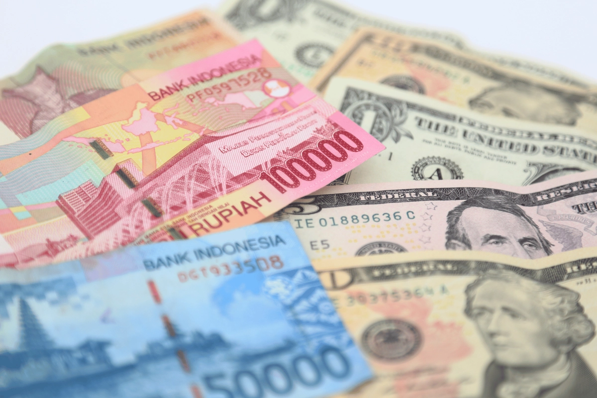 Cetak Rekor Baru, Rupiah Tembus Rp 18.000 di Perdagangan Global