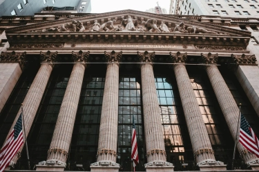 Wall Street Ditutup Bervariasi, Dow Jones Cetak Rekor Baru Saat Saham AI Berguguran
