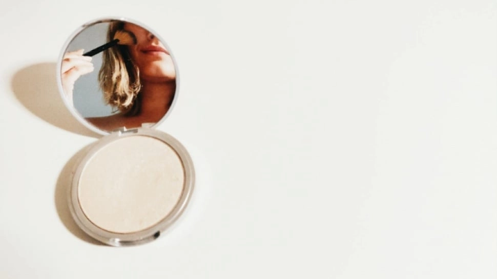 5 Bedak Padat Mengandung SPF, Praktis untuk Touch Up Sekaligus Lindungi Kulit dari Matahari