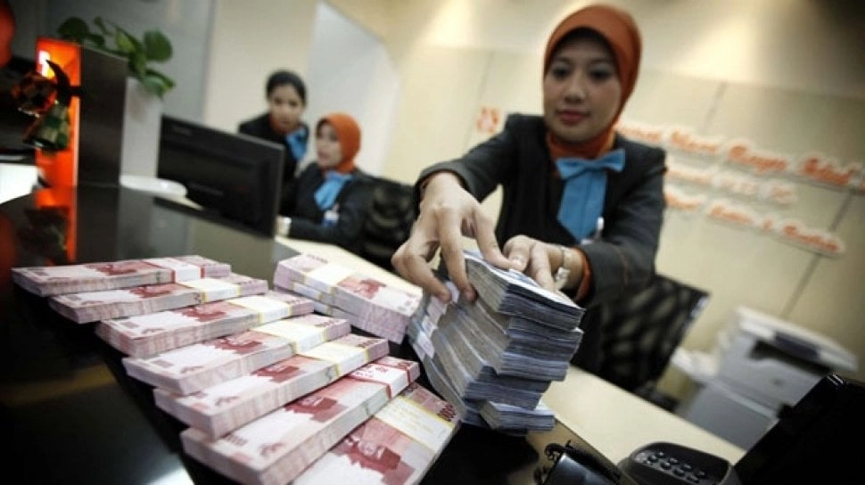 Rupiah Tembus Rp18.000 per Dolar AS, Masyarakat Panik Banyak Tarik Uang di Bank?