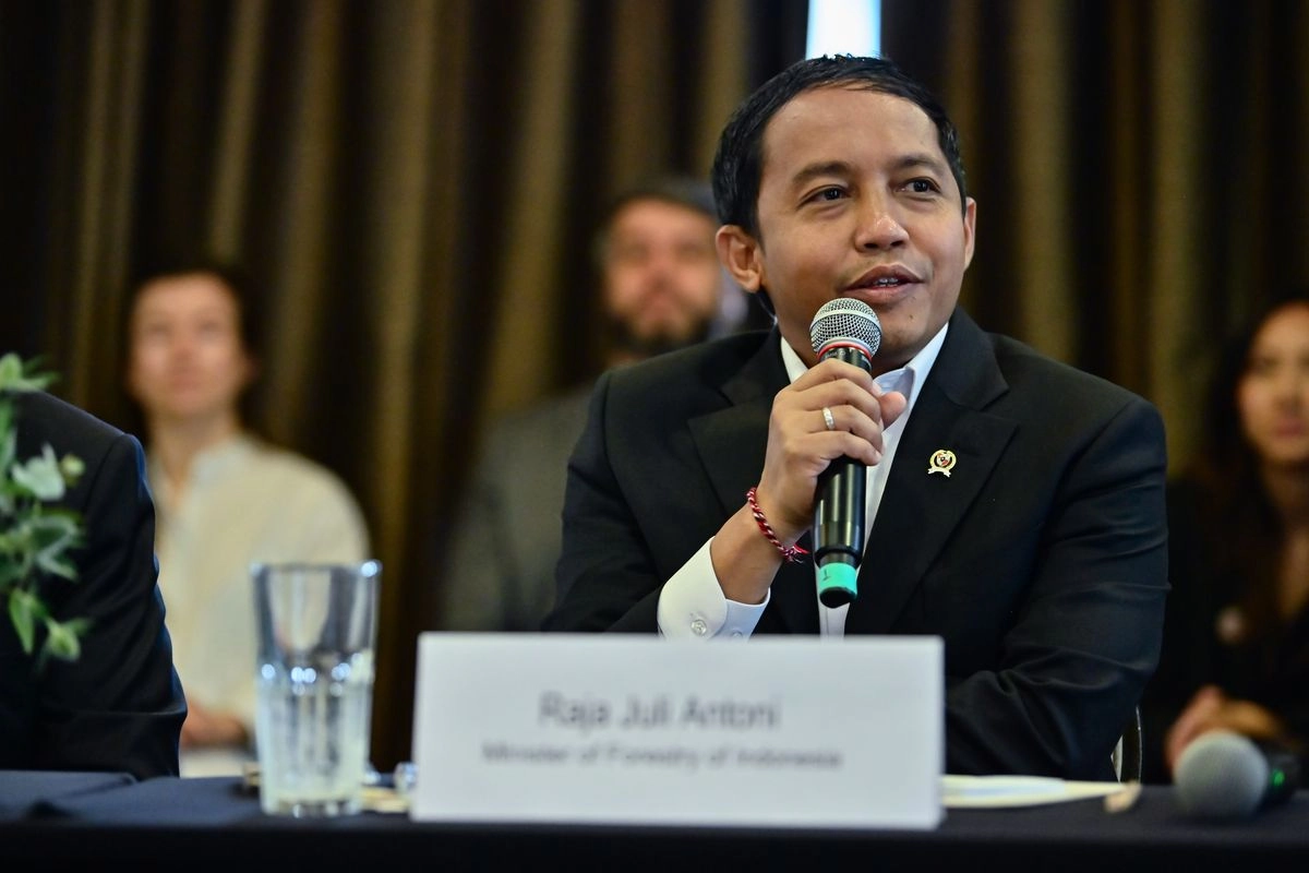 Upaya Putus Rantai Konflik, Menhut Serahkan SK Hutan Adat Seluas 1.175 Hektare