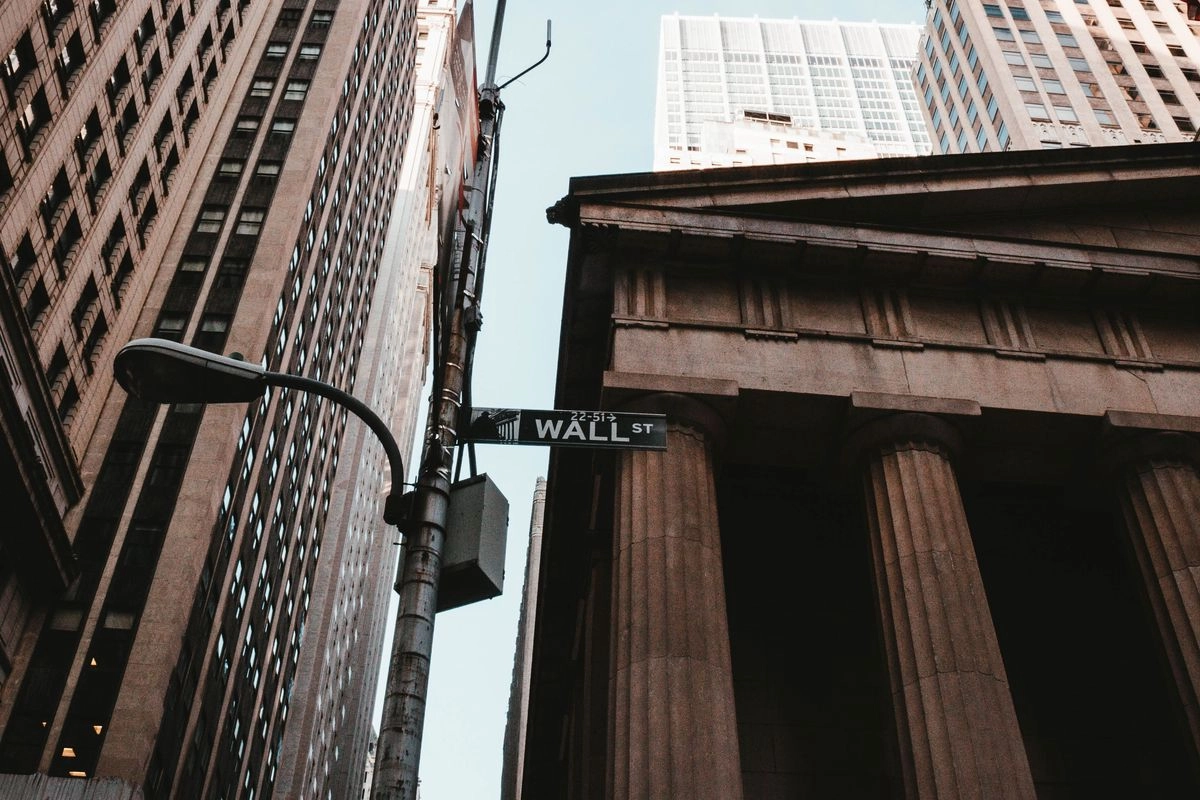 Wall Street Anjlok, Saham Chip Rontok Setelah Data Tenaga Kerja AS Kuat