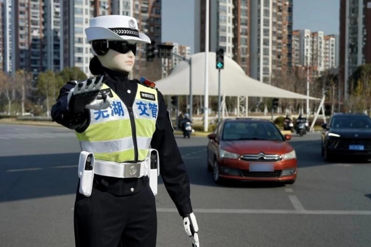 China Mulai Pekerjakan Polantas Robot Humanoid Canggih