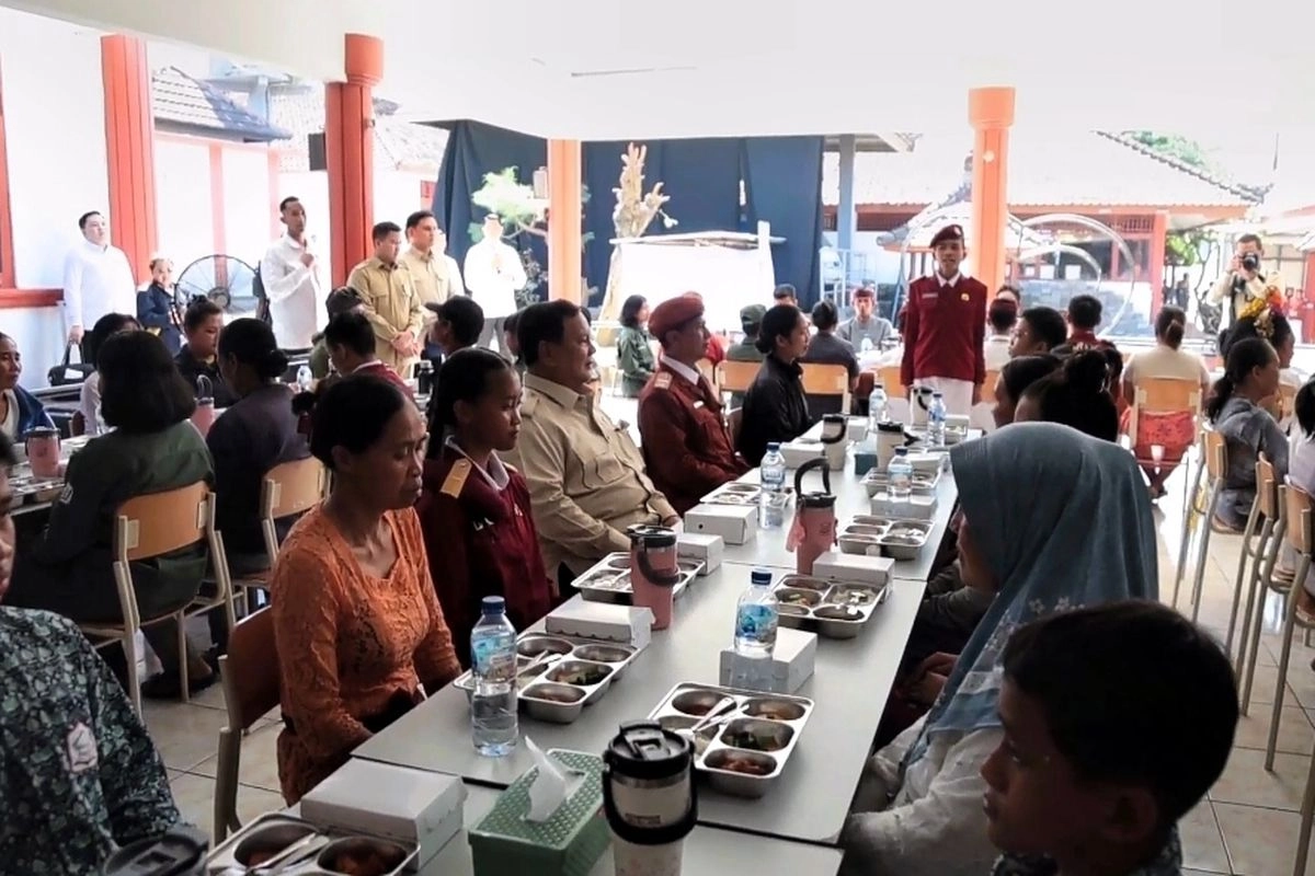 Prabowo Santap MBG Bareng Siswa Sekolah Rakyat di Tabanan