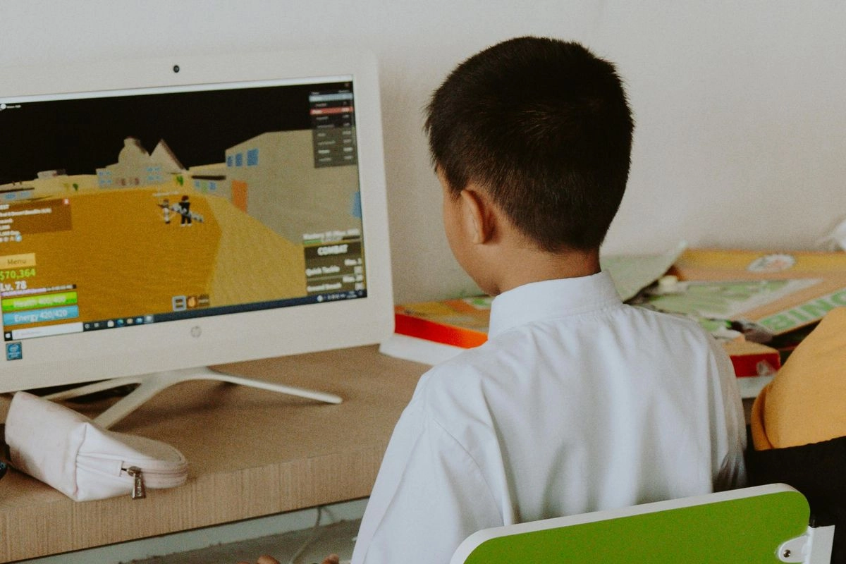 Bermain Fisik atau Game Online, Mana yang Lebih Baik untuk Anak?