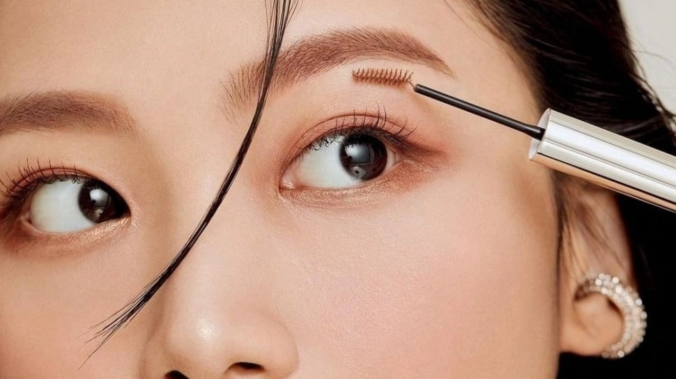 7 Pensil Alis Waterproof, Tahan Lama dan Anti Luntur untuk Aktivitas Seharian