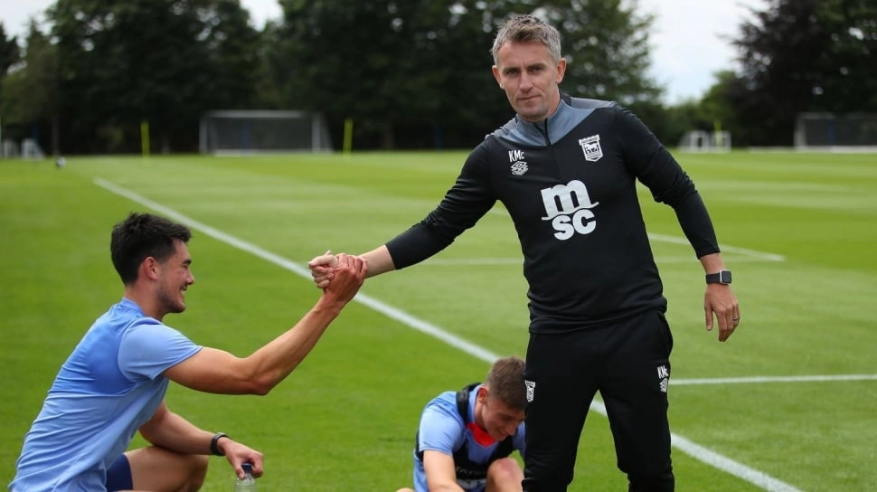 Pelatih Elkan Baggott Mundur dari Ipswich Town