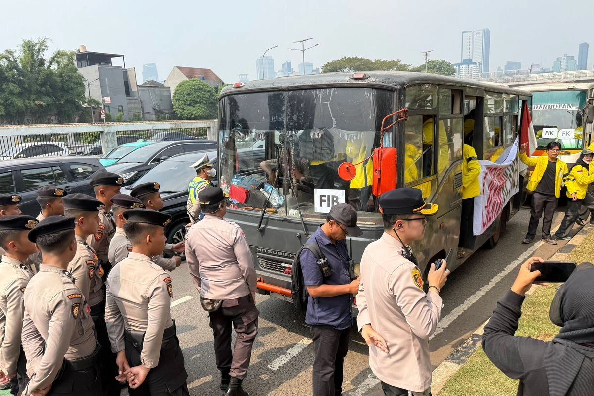 Cegat Mahasiswa Demo ke Bundaran HI, Polisi: Kalau Memaksa, Silakan Tabrak Kami