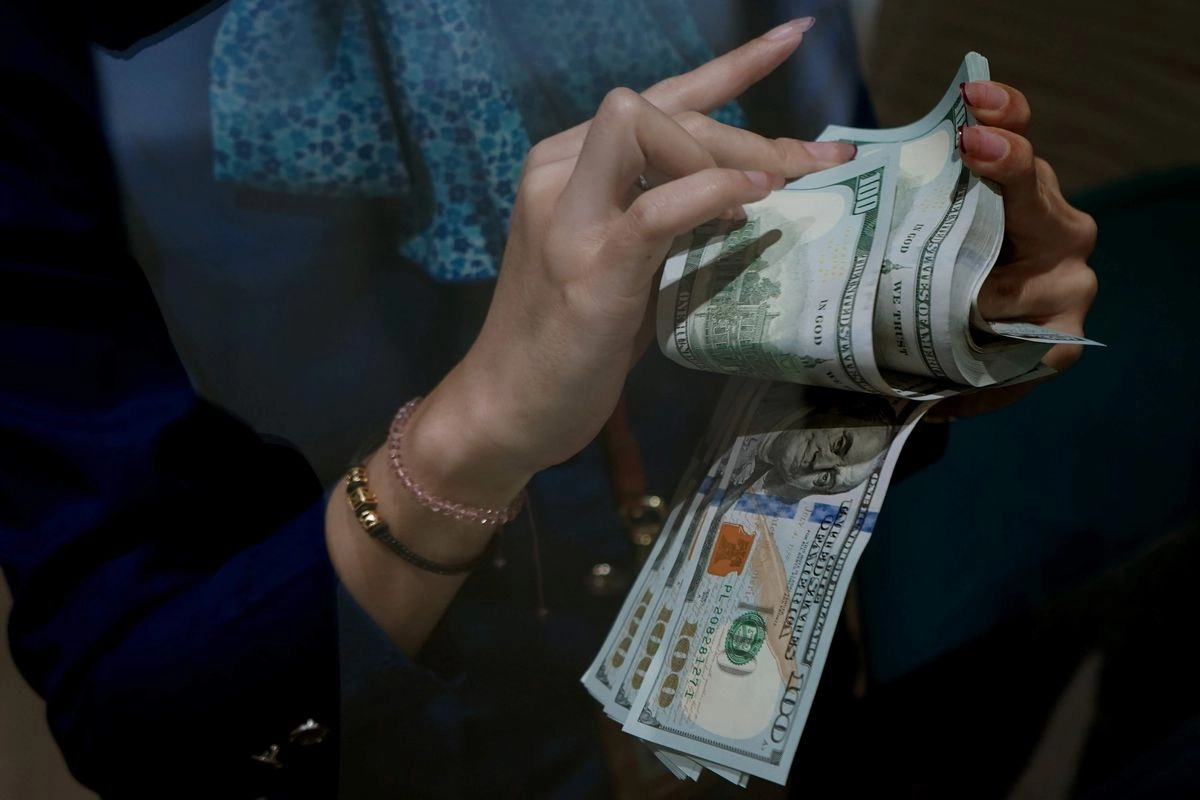 Rupiah, Dollar AS, dan Keteladanan Elite