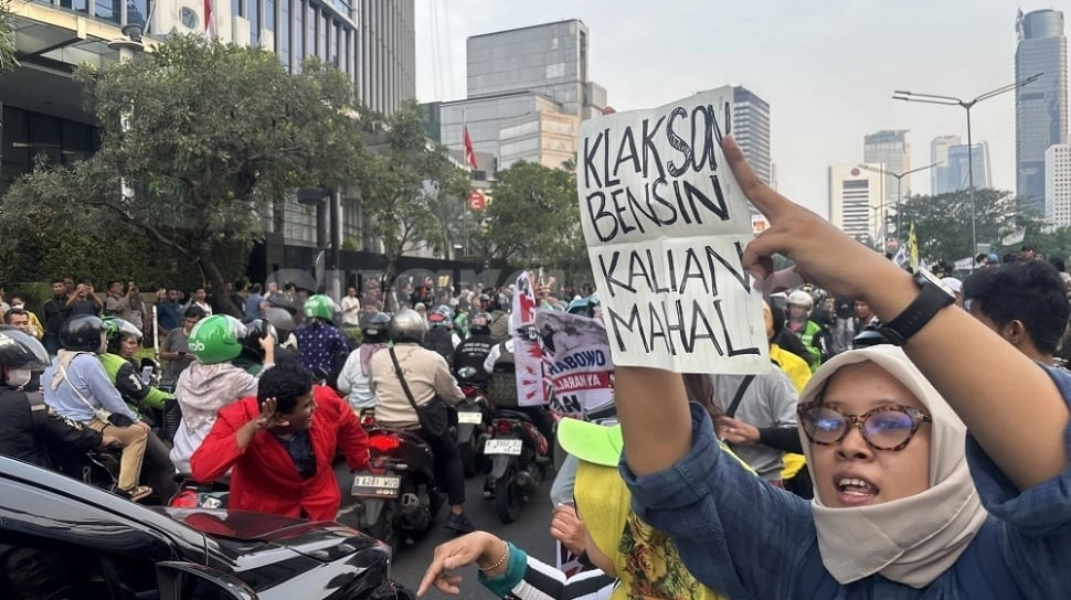 'BBM Kalian Mahal!' Riuh Klakson Pengendara di Sudirman Dukung Demo Mahasiswa