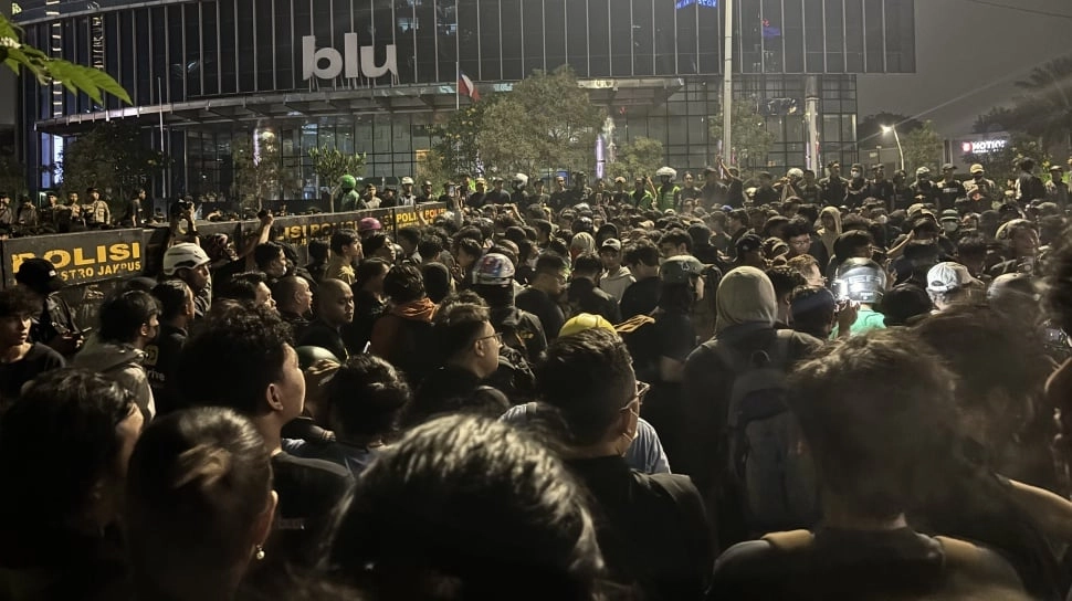 Mahasiswa Sudah Pergi, Siapa Massa Berbaju Hitam yang Masih Bertahan di Sudirman?