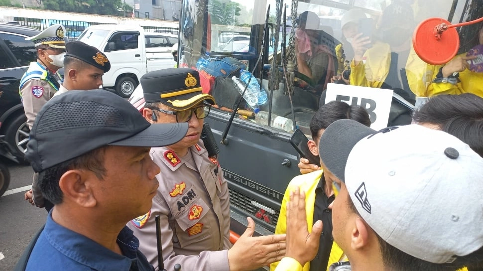 Silakan Tabrak Kami! Polisi Tantang Massa Mahasiswa UI yang Nekat ke Bundaran HI